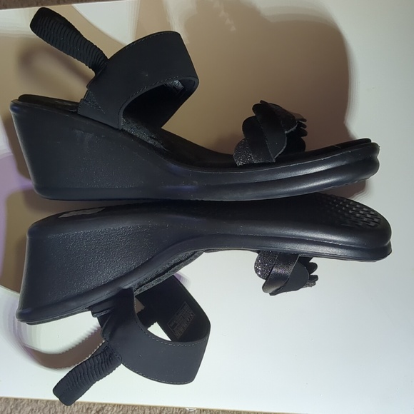 Skechers Black Strappy Wedge Sandals with Glittery Criss-cross Toe-Strap - Picture 5 of 9